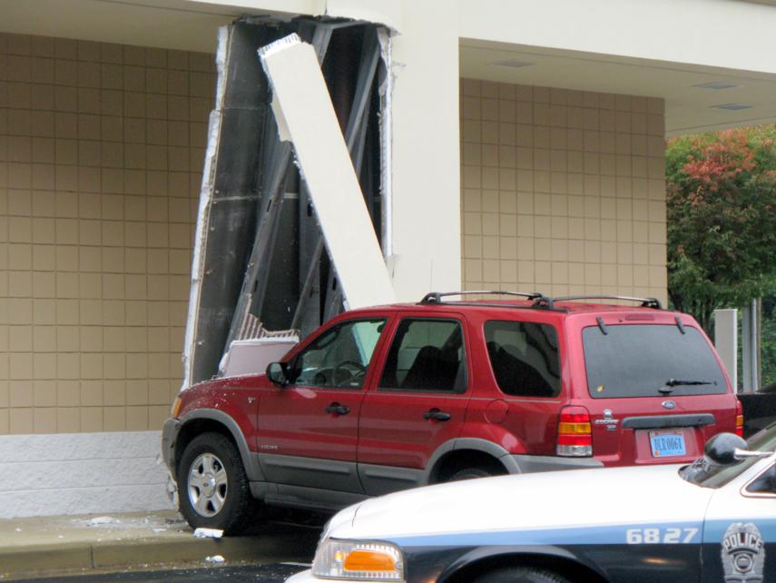 Vehicle Slams into Walgreens on Lee Highway 