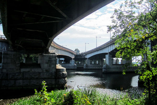 View of the Roosevelt Bridge from the bike path (Flickr pool photo by eschweik)