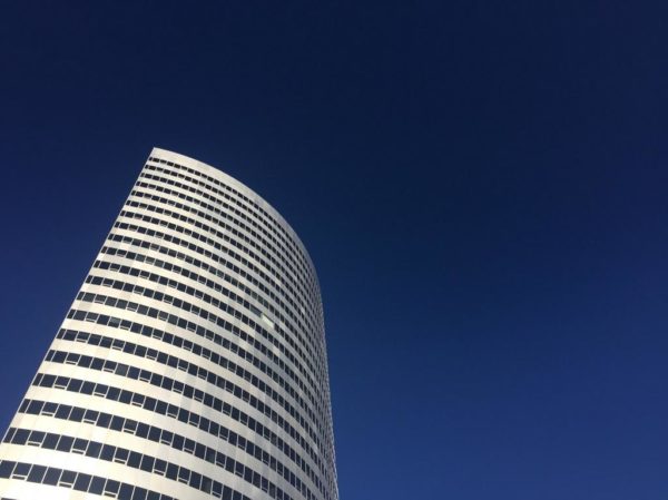 Office building in Rosslyn in front of a deep blue sky (Photo courtesy @jdsonder)