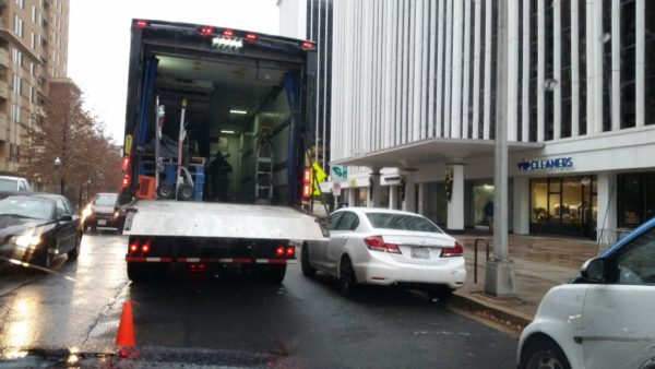 Double-parked delivery truck on N. Oak Street in Rosslyn (photo via @dnak17)