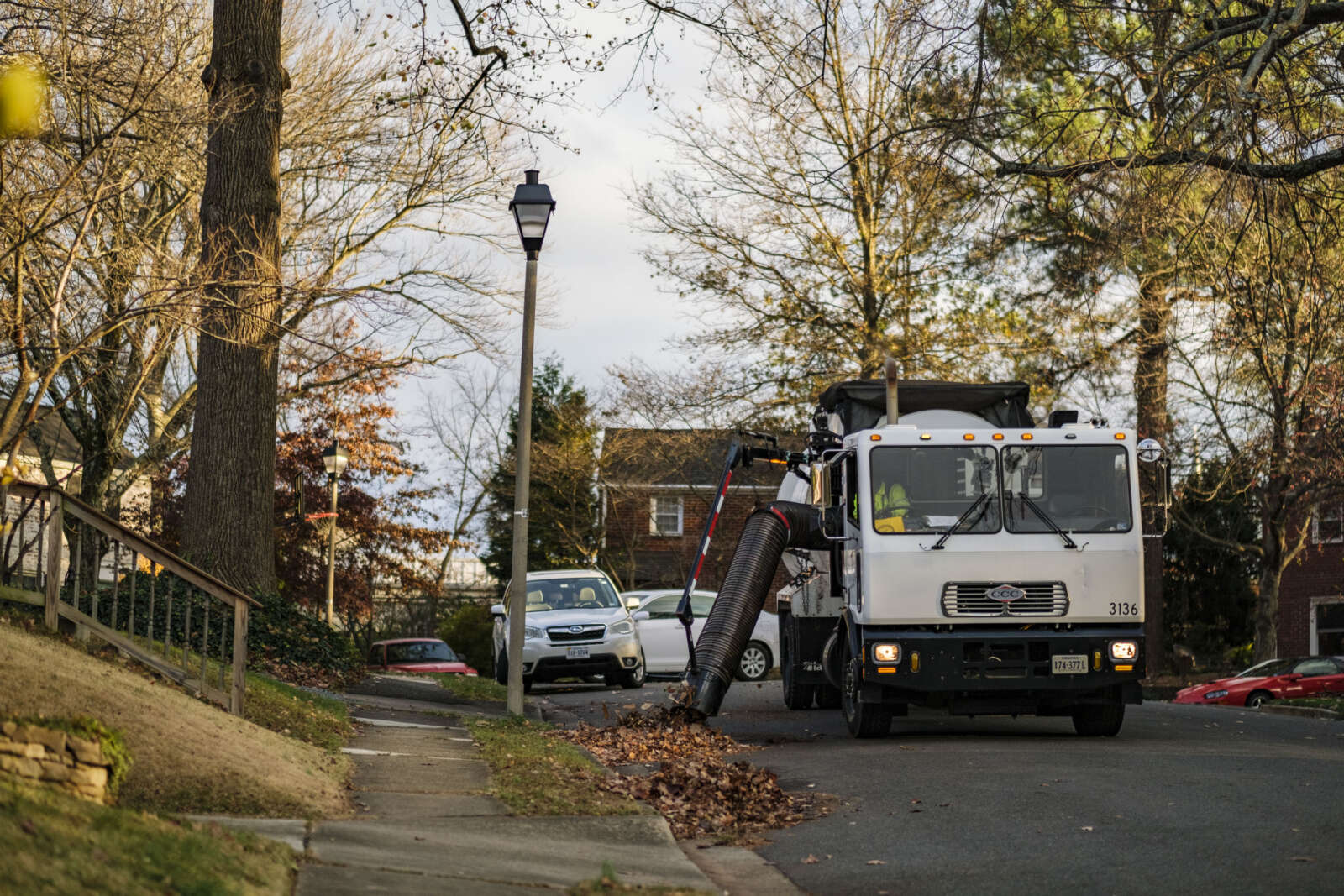 Second leaf collection pass to start tomorrow after slight weather delay | ARLnow.com